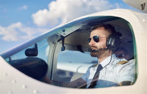 why do pilots wear sunglasses